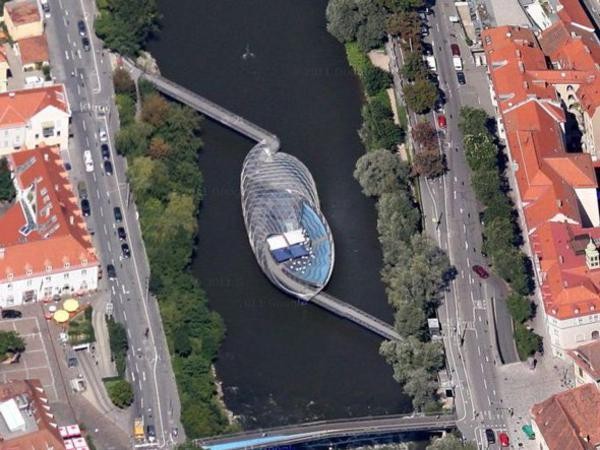 Đảo nổi (Floating Island), Áo Hòn đảo này do Nghệ sĩ Vito Acconci thiết kế nổi giữa sông Mur ở thành phố Graz, Áo. Trên hòn đảo này có một quán cà phê, hội trường, khu đi dạo dưới trăng. Tổng diện tích đảo khoảng 9905 mét vuông.